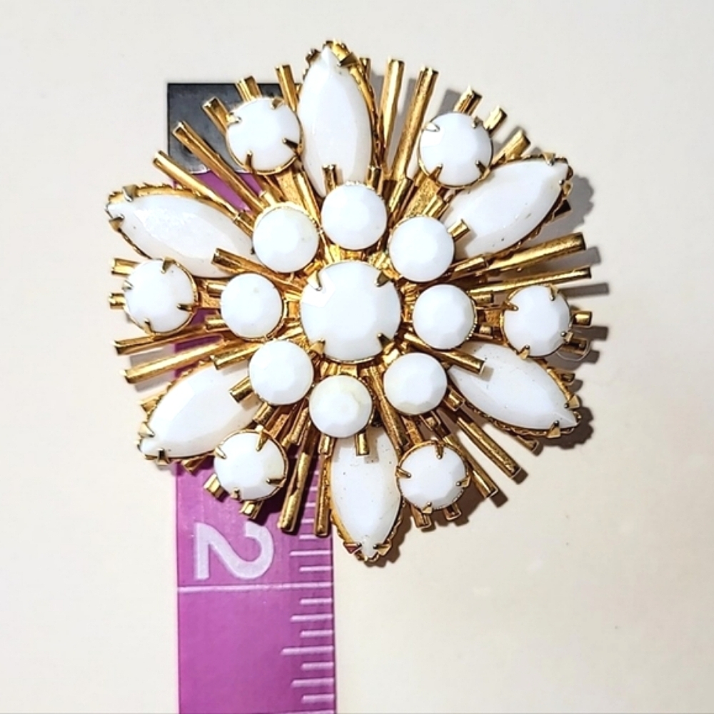MILK GLASS ATOMIC SUNBURST PIN BROOCH - FACETED STONES - Picture 5 of 6
